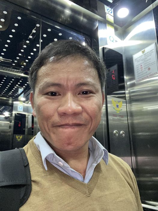 Có thể là hình ảnh về 1 người và đang cười